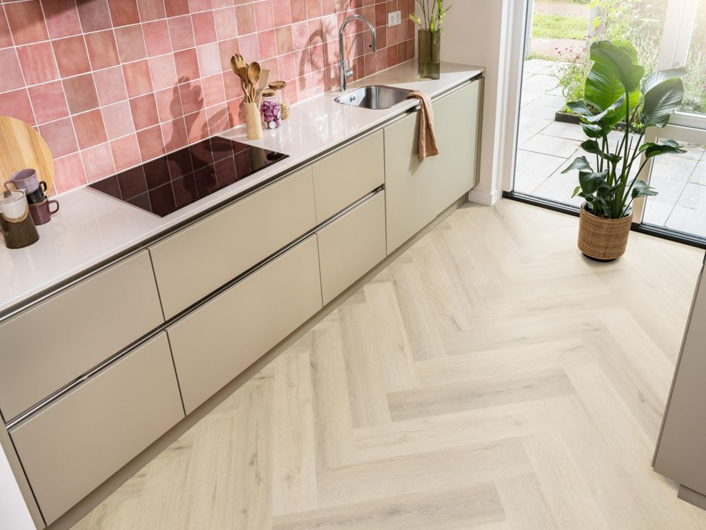 Ambiant Spigato xl Valento visgraat click SRC warm beige sfeerbeeld