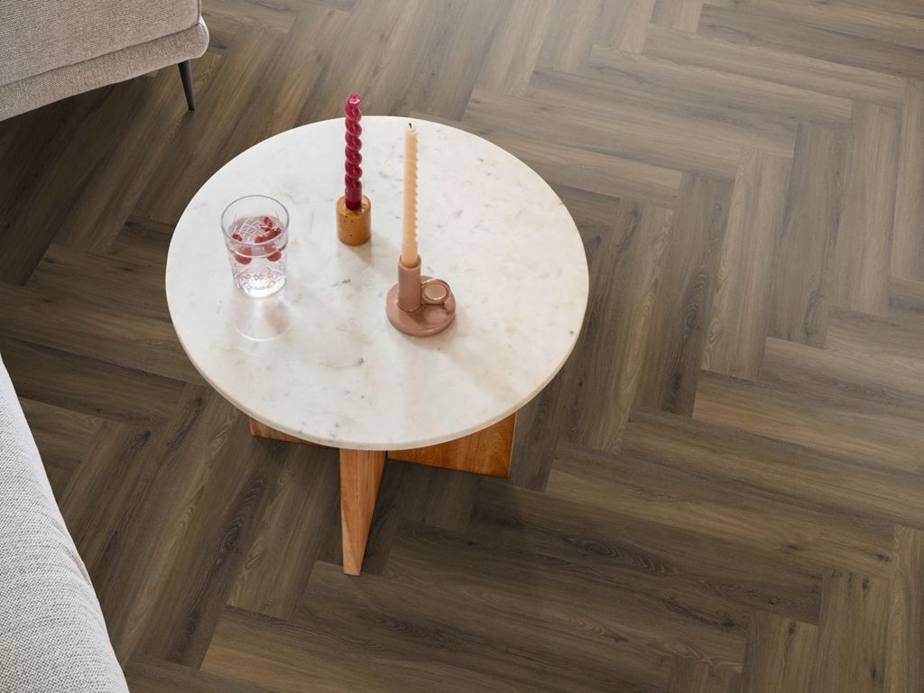 Ambiant Spigato Avanto visgraat click SRC warm brown sfeerbeeld