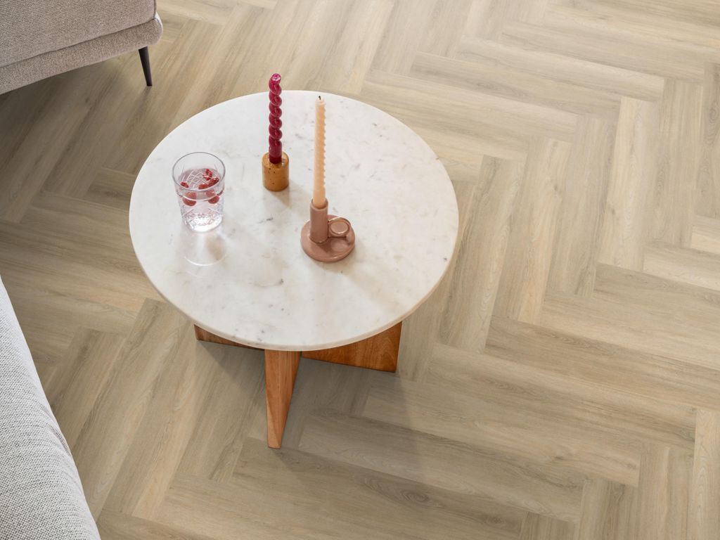 Ambiant Spigato Avanto visgraat click SRC beige sfeerbeeld