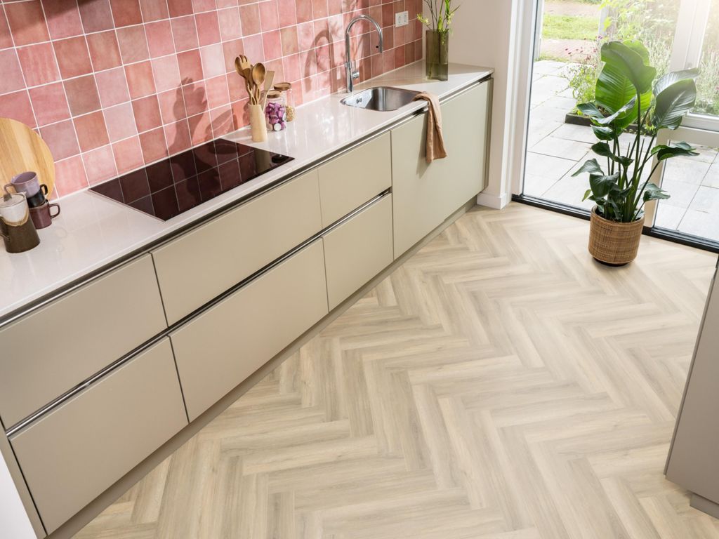 Ambiant Spigato Avanto visgraat click SRC beige sfeerbeeld