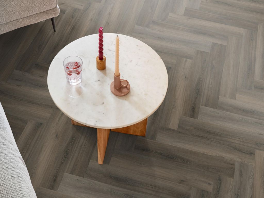 Ambiant Spigato Avanto visgraat click SRC dark grey sfeerbeeld