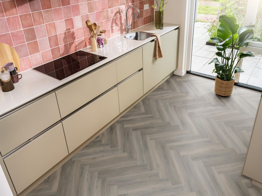Ambiant Spigato Avanto visgraat click SRC dark grey sfeerbeeld