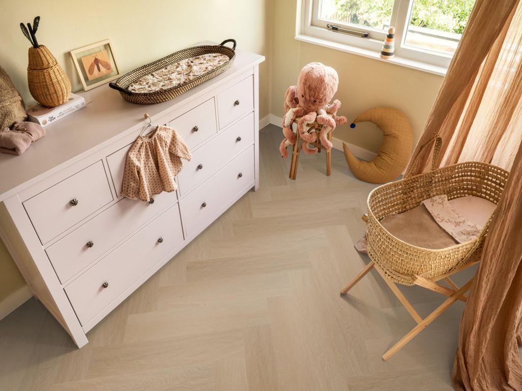 Ambiant Spigato Estino visgraat dryback natural oak sfeerbeeld