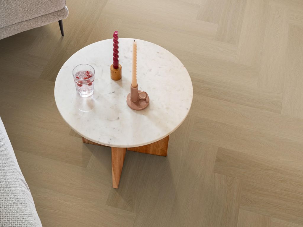 Ambiant Spigato Estino visgraat dryback warm oak sfeerbeeld