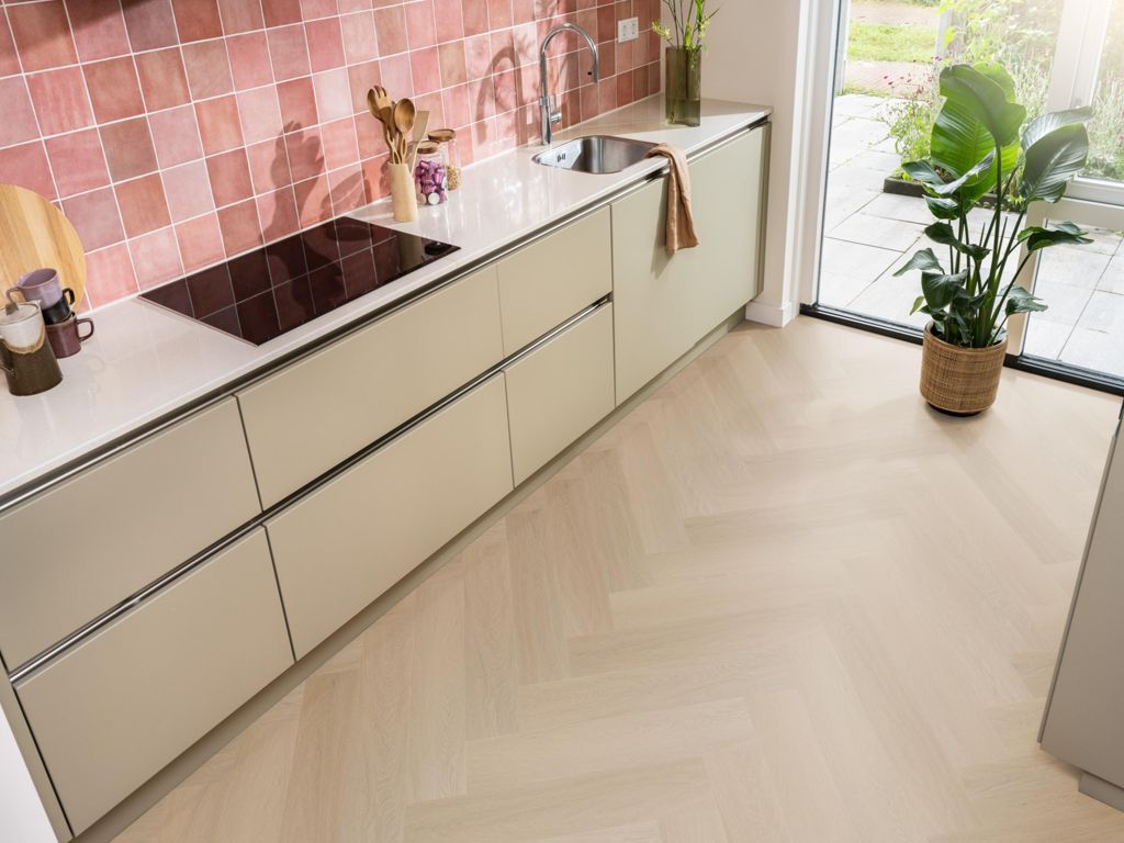 Ambiant Spigato Estino visgraat click SRC natural oak sfeerbeeld