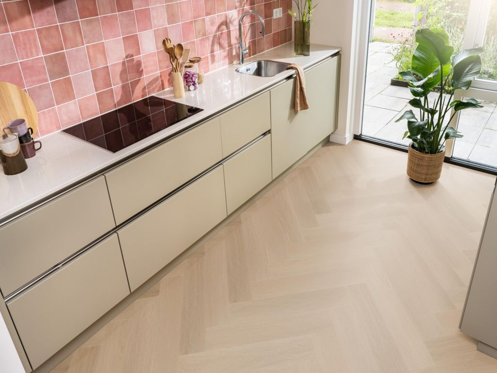 Ambiant Spigato Estino visgraat click SRC dark oak sfeerbeeld