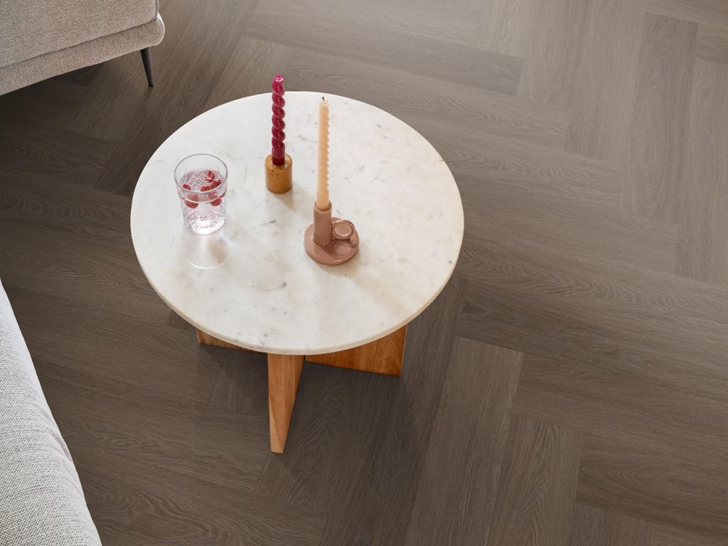 Ambiant Spigato Estino visgraat click SRC brown sfeerbeeld