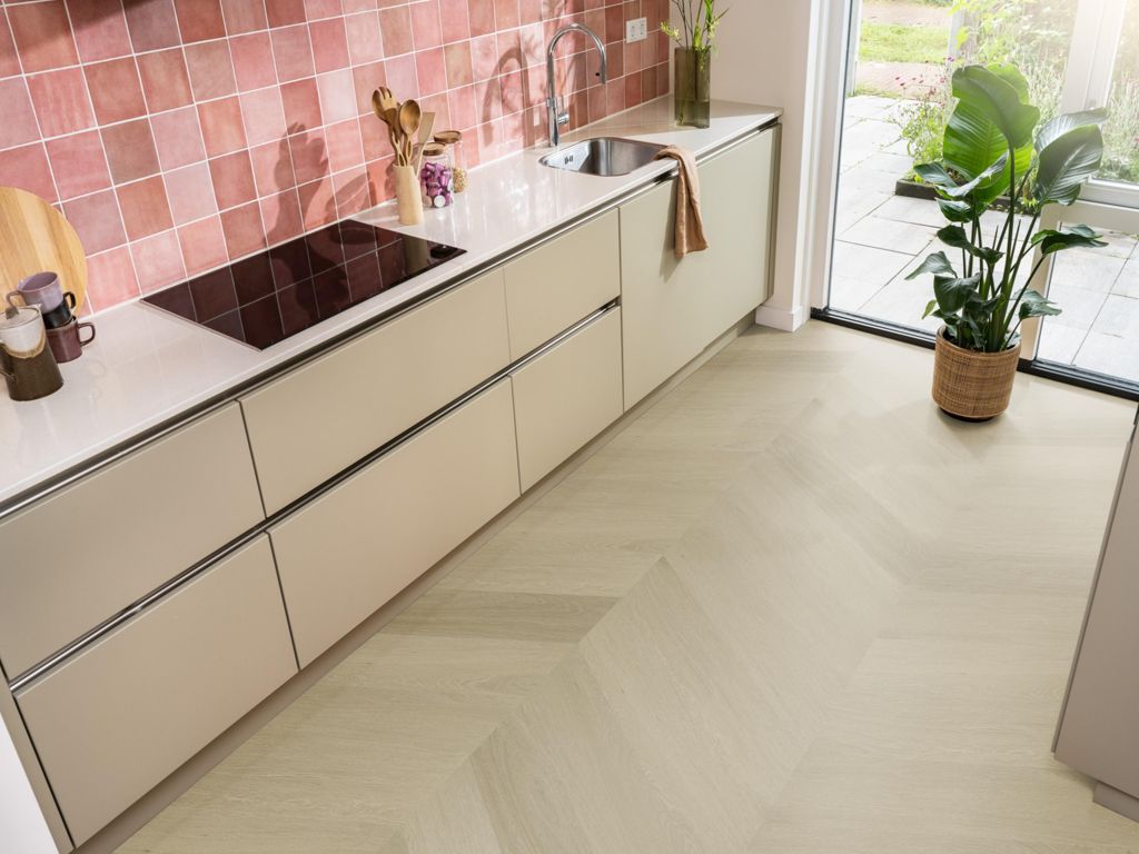Ambiant Spigato Estino hongaarse punt dryback warm oak sfeerbeeld