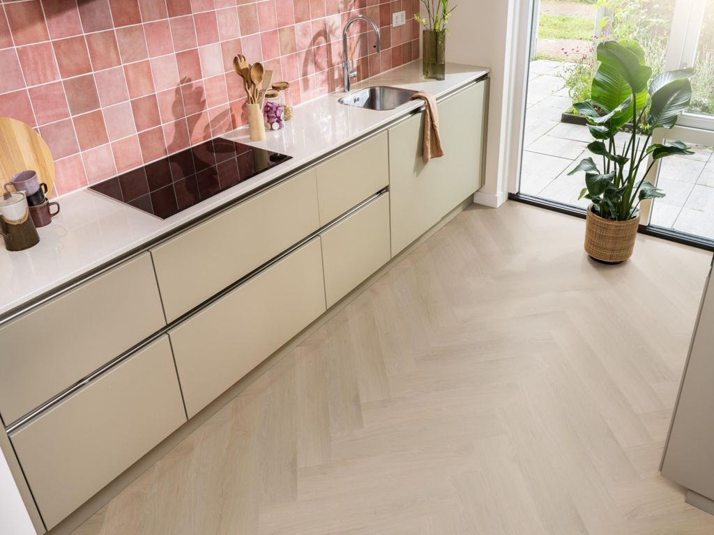 Ambiant Spigato Navaro visgraat click natural oak sfeerbeeld