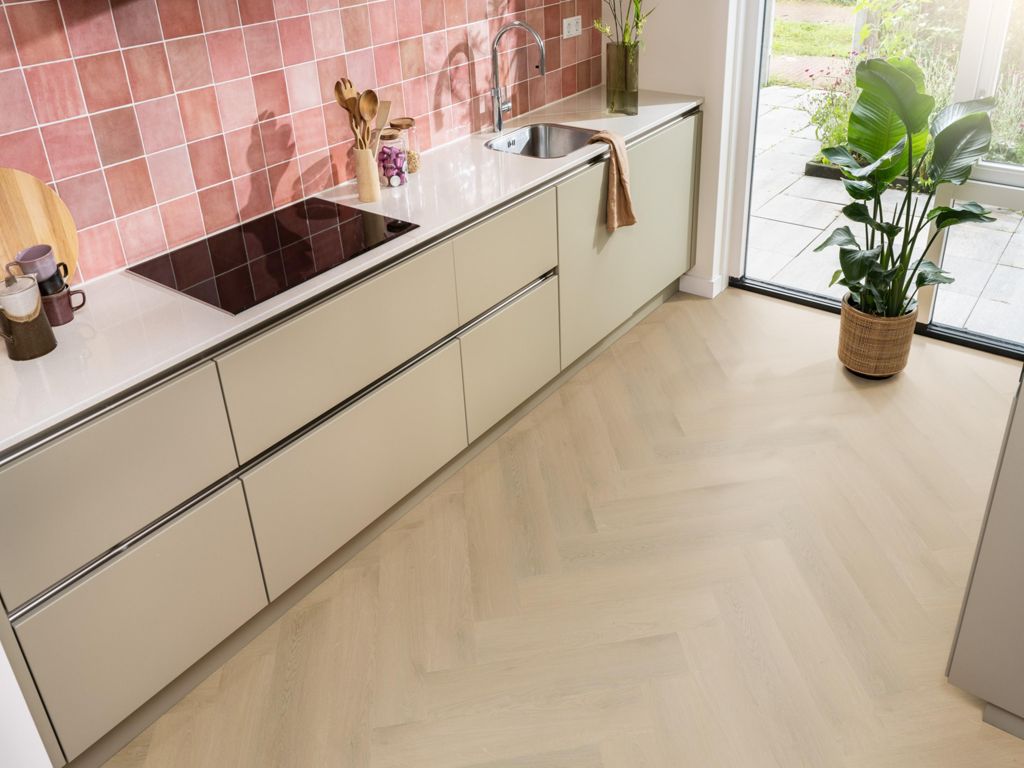 Ambiant Spigato Navaro visgraat click light oak sfeerbeeld