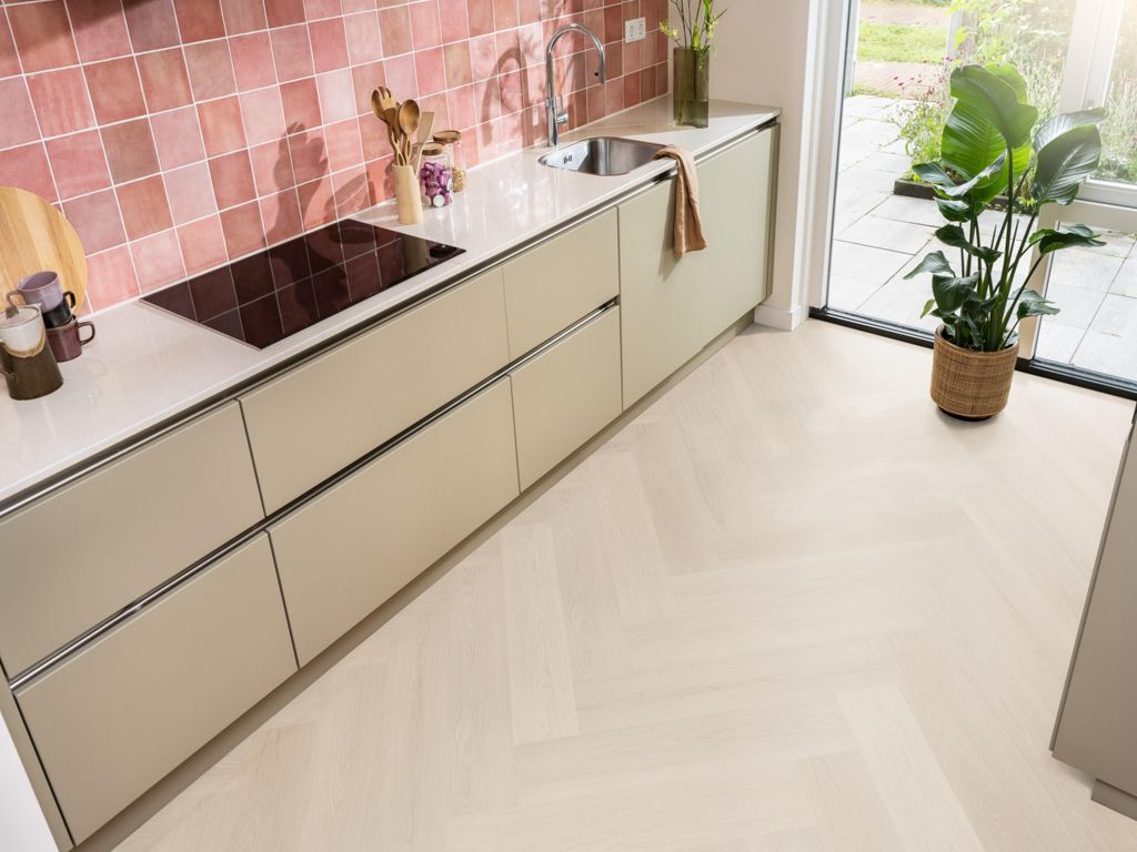Ambiant Spigato xl Soleno visgraat dryback beige sfeerbeeld