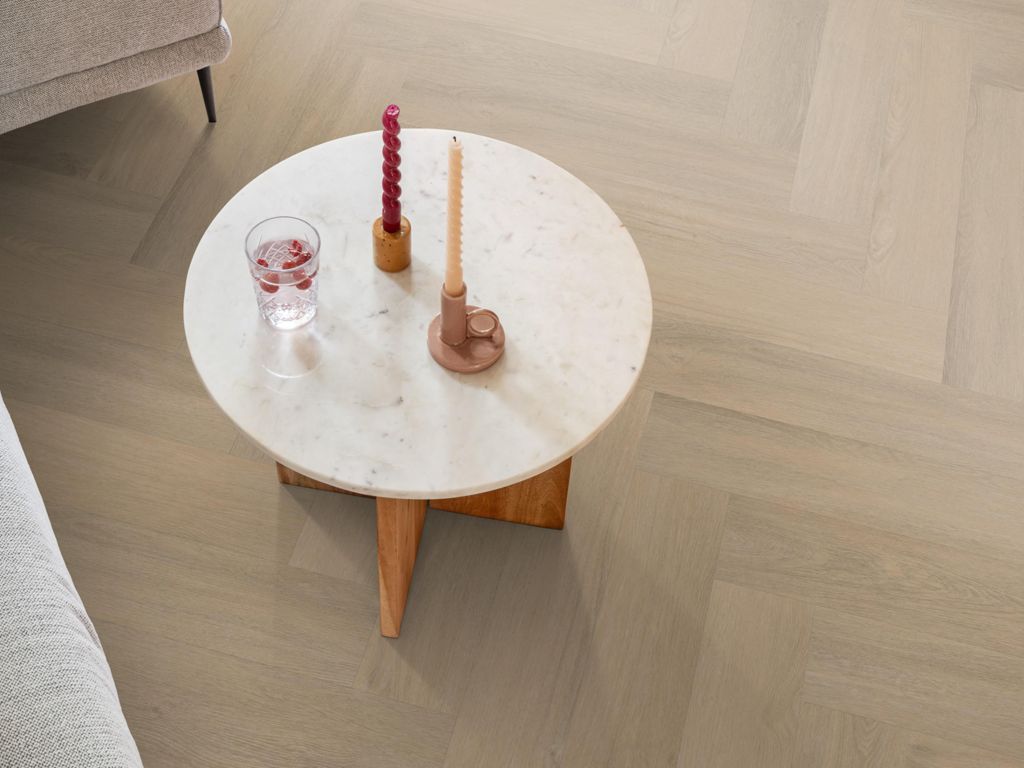 Ambiant Spigato Viranto visgraat dryback warm beige sfeerbeeld