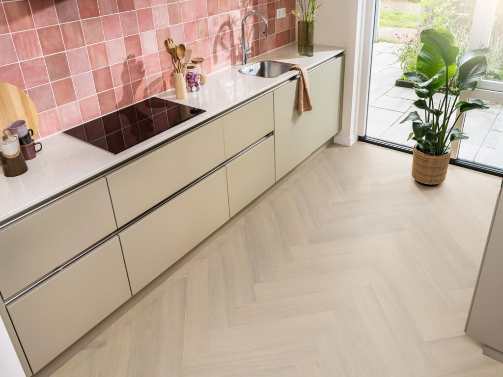 Ambiant Spigato Viranto visgraat dryback warm beige sfeerbeeld
