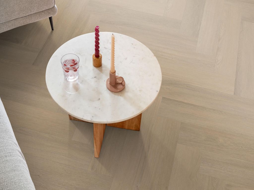 Ambiant Spigato Viranto visgraat click SRC warm beige sfeerbeeld