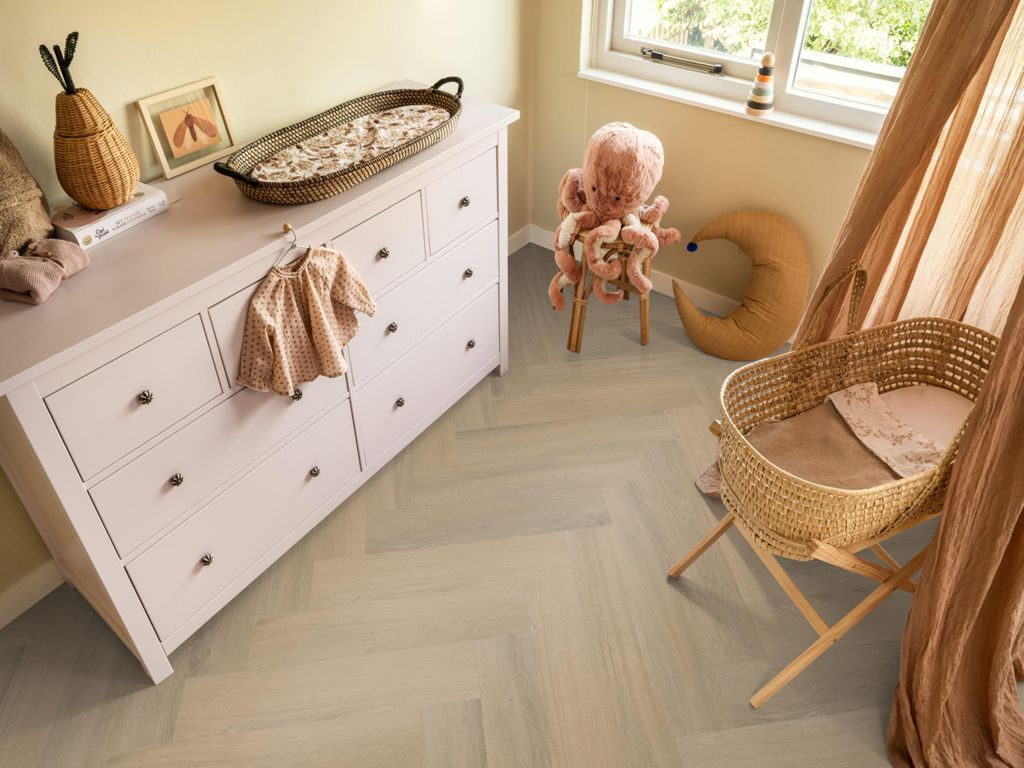 Ambiant Spigato Viranto visgraat click SRC warm beige sfeerbeeld